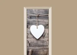 Deursticker Wit Hart Op Houten Schuur