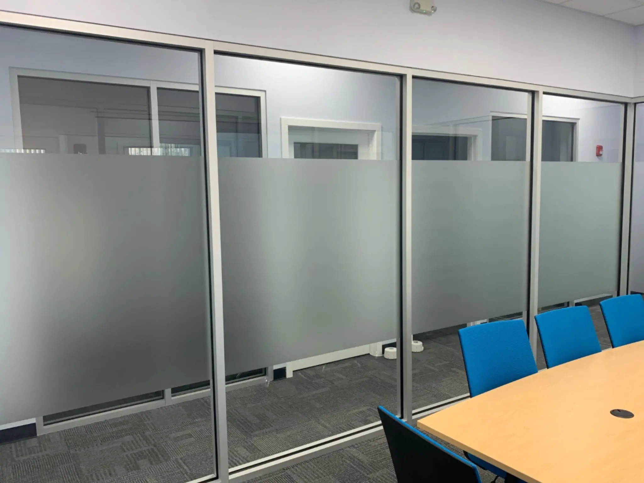 Plakfolieweb Shop -Plakfolieweb Shop Boston Office Improves Privacy With Frosted Deco Films